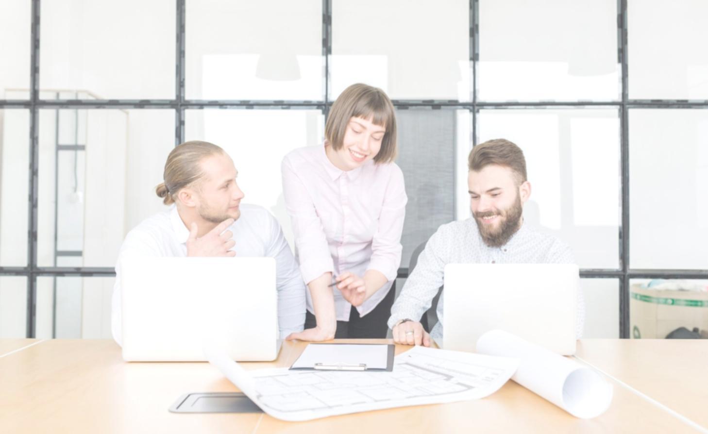 Session de conseil personnalisé avec des documents financiers